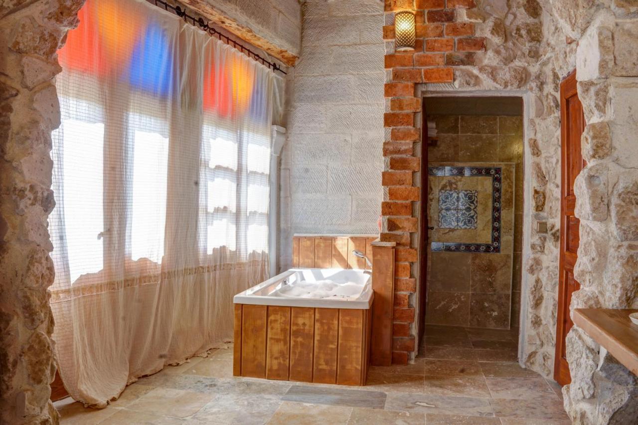 Ask-i Nare Cave - Swimming Pool & Hotel