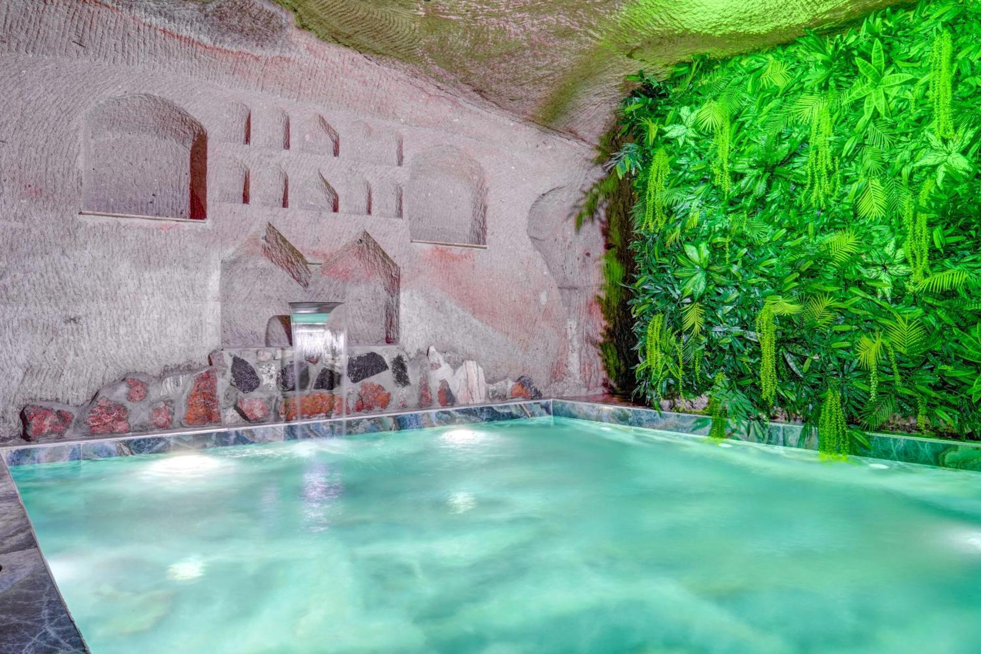 Ask-i Nare Cave - Swimming Pool & Hotel